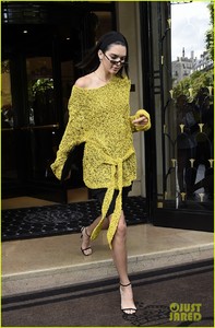 bella-hadid-kendall-jenner-paris-04.jpg