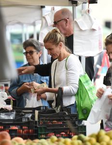 cameron-diaz-farmers-market-in-los-angeles-07-02-2017-1.jpg