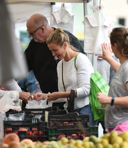 cameron-diaz-farmers-market-in-los-angeles-07-02-2017-2.jpg