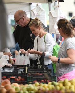 cameron-diaz-farmers-market-in-los-angeles-07-02-2017-3.jpg