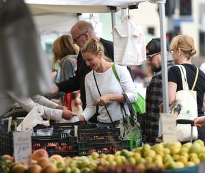 cameron-diaz-farmers-market-in-los-angeles-07-02-2017-4.jpg