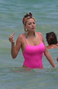 caroline-vreeland-in-a-pink-one-piece-swimsuit-miami-beach-07-22-2017-3.jpg