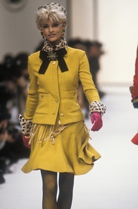 chanel-fw-1991-1.thumb.jpg.d838bd4283c00d25367808295c5b4071.jpg