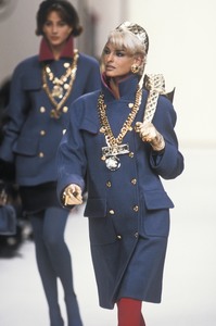 chanel-fw-1991-3.thumb.jpg.227eb5af0a0334c1c63f0ece1d3d2387.jpg