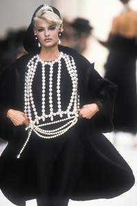 chanel-fw-1991-6.thumb.jpg.1e9d6c612954a0f66653f64d8a1829e0.jpg