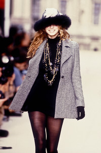 chanel-fw-1994-3.thumb.JPEG.62cb8c3f19b7e75300c5bd0df78ea06b.JPEG