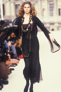 chanel-fw-1994-7.thumb.JPEG.c1e5170ab5bc8fce8d73dcfa9aaba051.JPEG