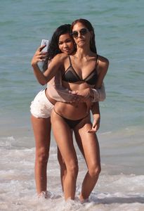 chanel-iman-and-heidy-de-la-rosa-in-a-bikinis-beach-in-miami-07-01-2017-5.jpg