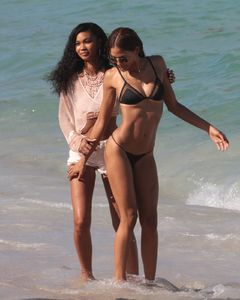 chanel-iman-and-heidy-de-la-rosa-in-a-bikinis-beach-in-miami-07-01-2017-6.jpg