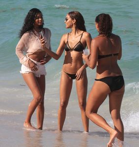 chanel-iman-and-heidy-de-la-rosa-in-a-bikinis-beach-in-miami-07-01-2017-7.jpg
