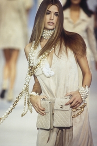 chanel-ss-1993-2.thumb.jpg.c35963334456b93a46f585d4ff1c6a1c.jpg