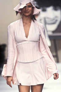 chanel-ss-1994-4.thumb.JPEG.bbc9ffa4ac5976b0f1ba0245abcbe469.JPEG