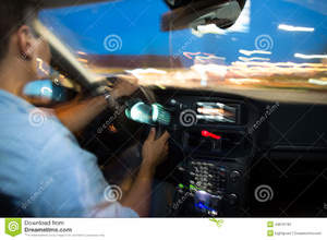 conduciendo-un-coche-en-la-noche-hombre-joven-que-conduce-su-coche-moderno-49610783.jpg