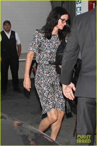 courteney-cox-enjoys-dinner-with-friends-in-weho-01.jpg