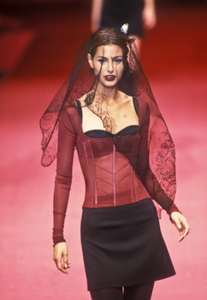 dolce-gabbana-fw-1997-2.thumb.png.12b90edd925f3c80c3429a49e7e42ac0.png
