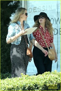 drew-barrymore-helps-cameron-diaz-shop-for-new-furniture-03.jpg