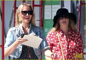 drew-barrymore-helps-cameron-diaz-shop-for-new-furniture-05.JPG