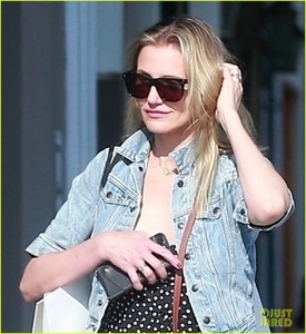 drew-barrymore-helps-cameron-diaz-shop-for-new-furniture-07.jpg