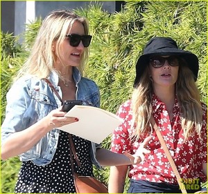 drew-barrymore-helps-cameron-diaz-shop-for-new-furniture-09.JPG