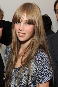 edie_acne_store_15jul10_vogue_1280.thumb.jpeg.e09cbd9ed31b3d4056e296435ed0c948.jpeg
