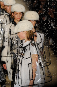 edie_burberry_aw11_livingly.thumb.jpg.8fed0080e1f1d17f8cab7b242d354ba1.jpg