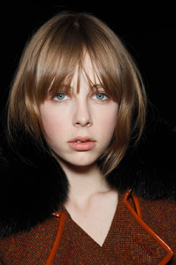 edie_burberry_aw11_livingly_1.thumb.jpg.2c85878a895c5a8565e2099358b5c801.jpg