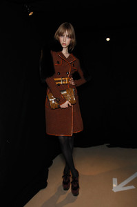 edie_burberry_aw11_livingly_3.thumb.jpg.e1372ceda87adde861a550cec7f4f5fb.jpg