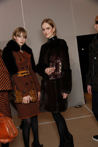 edie_burberry_aw11_livingly_4.thumb.jpg.6299291aacc0cbdc69779b72e4be4158.jpg