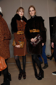 edie_burberry_aw11_livingly_5.thumb.jpg.7e6e20b7b5a97cebe275e8317c2f6f88.jpg
