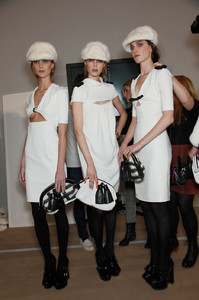 edie_burberry_aw11_livingly_6.thumb.jpg.4d3542fa337e98a41db912499040be52.jpg