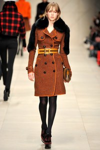 edie_burberry_aw11_vogue_1.thumb.jpg.837c35aedd82045d92e28491286d7d5f.jpg