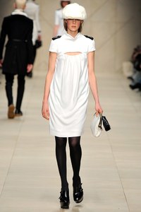 edie_burberry_aw11_vogue_2.thumb.jpg.fa2a5b788df1554e1f796242b18c326a.jpg