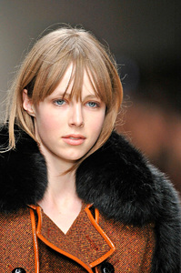 edie_burberry_aw11_vogue_3.thumb.jpg.044ffed64aee7450cccd8b42cc36a4ee.jpg