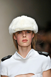 edie_burberry_aw11_vogue_4.thumb.jpg.a12f1d426b02ef1a25f87b5f17bf68d2.jpg