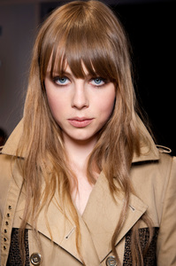 edie_burberry_aw12_designscene.thumb.jpg.5eae60eafe70cdef82ee18a859953a69.jpg