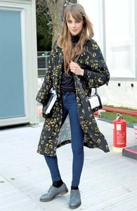 edie_burberry_aw12_elle_1.thumb.jpg.0c03daf9b66e525d32d1af8c87bf9d9c.jpg
