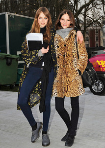 edie_burberry_aw12_elle_2.thumb.jpg.26195082147acdb7de4969b9b860411f.jpg
