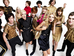 edie_burberry_ss08_mariotestino_3.thumb.jpg.63c18473af25f48b120b630c57fc6866.jpg