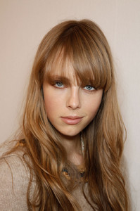 edie_burberry_ss12_livingly_3.thumb.jpg.3c1a104e0d7fef17da23270a4a26a54b.jpg