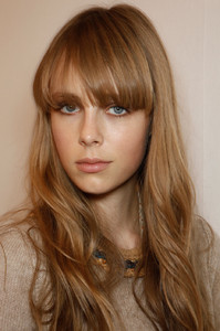 edie_burberry_ss12_livingly_4.thumb.jpg.2865695daa5e9e291fa78601af092968.jpg