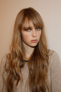edie_burberry_ss12_livingly_5.thumb.jpg.78272dfe3d86b07ab0f864caf24a39cf.jpg