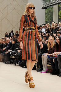 edie_burberry_ss12_vogue.thumb.jpg.13399d267d4539529eb29f86ee448c5c.jpg