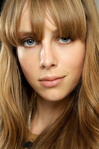 edie_burberry_ss12_vogue.thumb.jpg.e48bad0a13e6ca46e9f3b5b5ff9f3a46.jpg