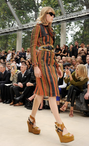 edie_burberry_ss12_zimbio.thumb.jpg.cdb2c15f40c868d12c0eec4fcfb2e6dc.jpg