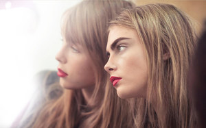 edie_burberry_ss13_bts_designscene.thumb.jpeg.6190c6b59bb35853e1f70bc0b5a64493.jpeg