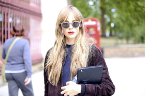 edie_burberry_ss13_enpetitcomiteblog.thumb.jpg.dabf4a24cc097a74c46fb7f8ccc28149.jpg