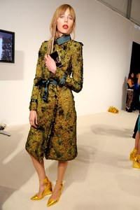 edie_burberry_ss13_vogue_3.thumb.JPG.f9963bc0f72f7265e9594b0e5b884f9d.JPG