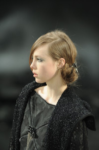 edie_chanel_aw11_livingly.thumb.jpg.91e7f6d9f65e333f32e066e397c9b386.jpg