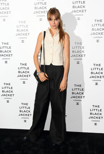 edie_chanel_little_black_jacket_11oct12_buzznet.thumb.jpg.3d69dc1992176da2d8d8b5e38aa69fe6.jpg