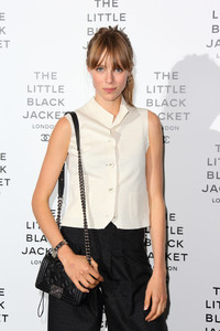 edie_chanel_little_black_jacket_11oct12_zimbio_2.thumb.jpg.d8c0c077277d1ad5498c838d73f2054f.jpg